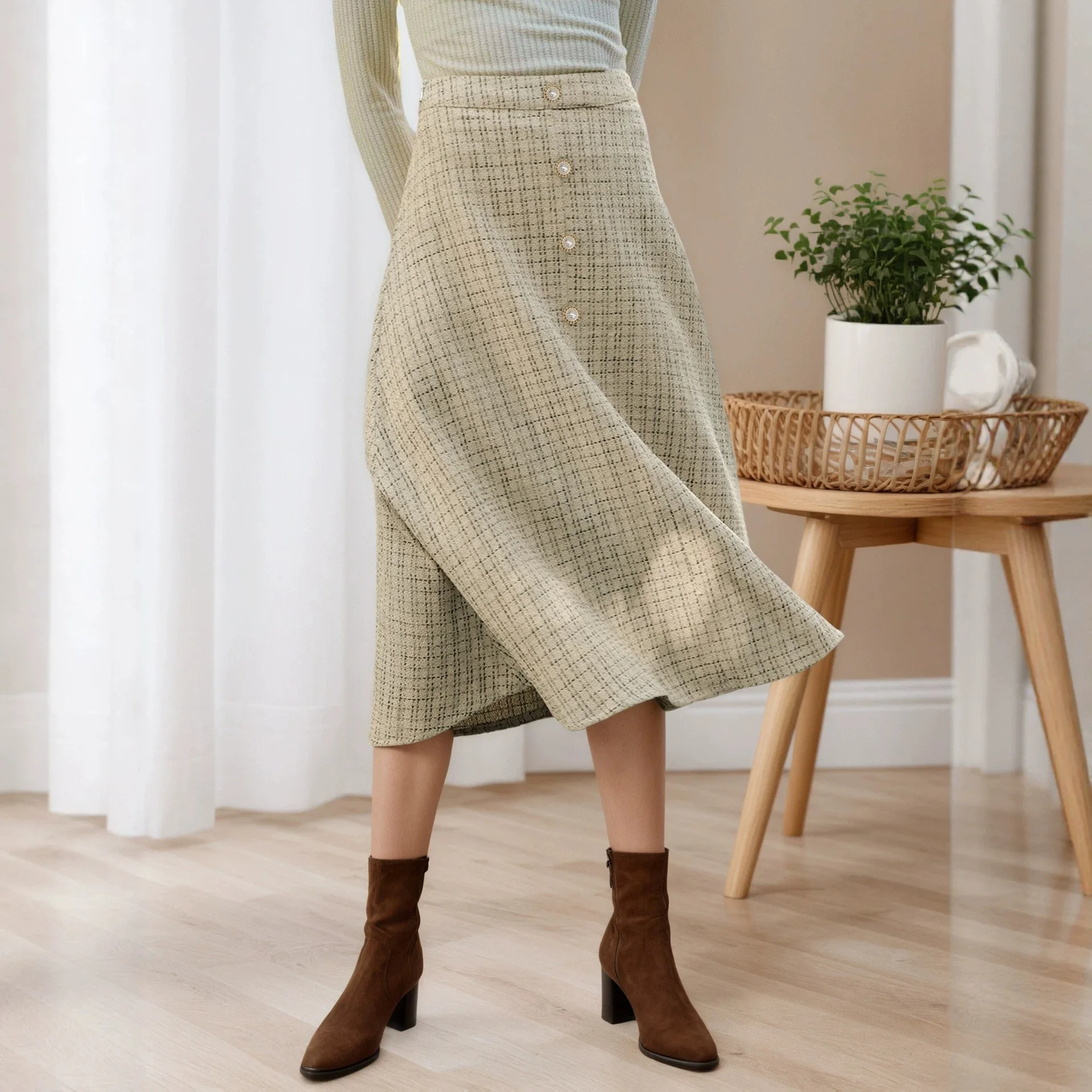 Elegant Off-white Fine Checkered Pattern Slim-fit Long Skirt With Pearl Button Design, Suitable For Daily Work And Commuting