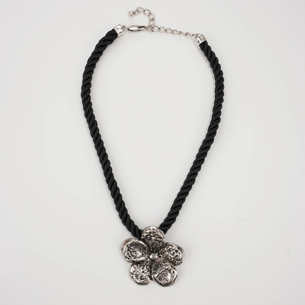 

Vintage Elegant Flower-Shaped Pendant Necklace With Bohemian Adjustable Rope For Everyday Jewelry Wear For Ladies