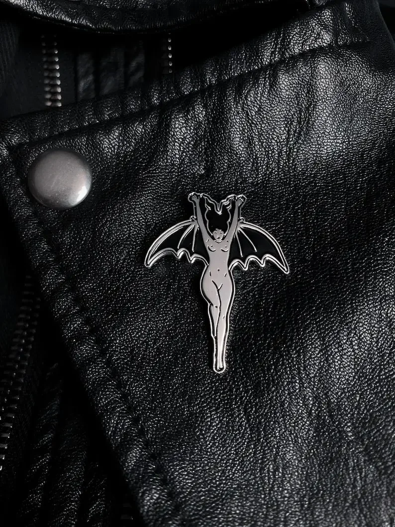 مصاص دماء الخفافيش امرأة الساحرة المينا دبوس هالوين الشيطان القوطية فتاة شارة الظلام الفن بروش لإكسسوارات المجوهرات