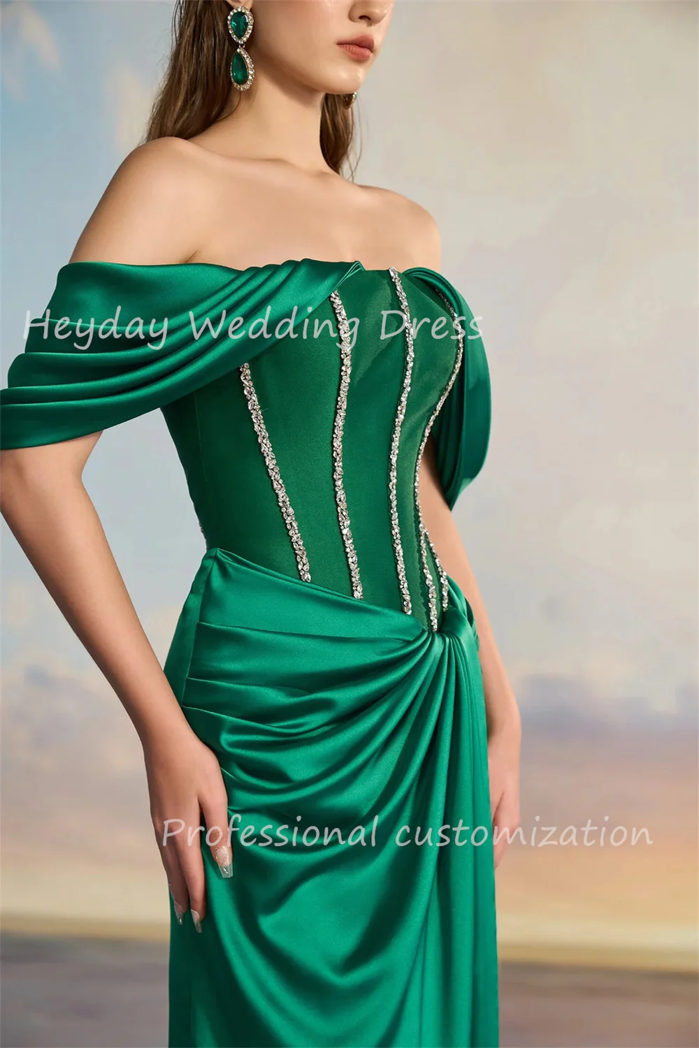 女性用にカスタマイズされたシャーリングサテンイブニングドレス,地面までの長さ,セクシーなビーズ,裸の肩,セクシーでかわいい