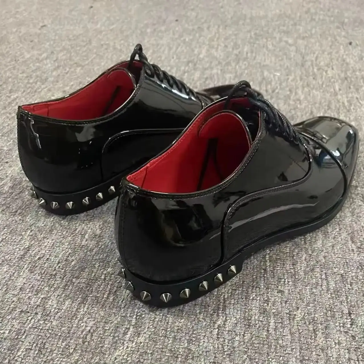 أسود براءات الاختراع والجلود حذا فردي للسيدات الرجال الأحمر الداخلية بدلة عمل Zapatos الفقرة جولة تو الدانتيل متابعة المسامير البطانة كعب معدني Calzados