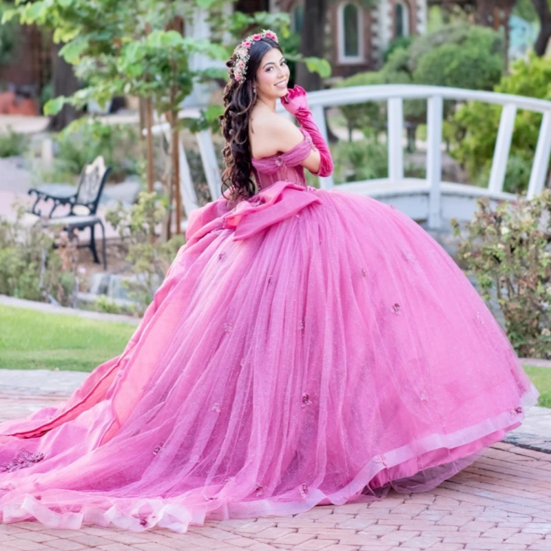 فساتين Quinceanera باللون الأحمر الوردي اللامع قبالة الكتف مزينة بالدانتيل مطرز بفيونكة تول لحفلات أعياد الميلاد الحلو 16 فستان Vestidos 15 De
