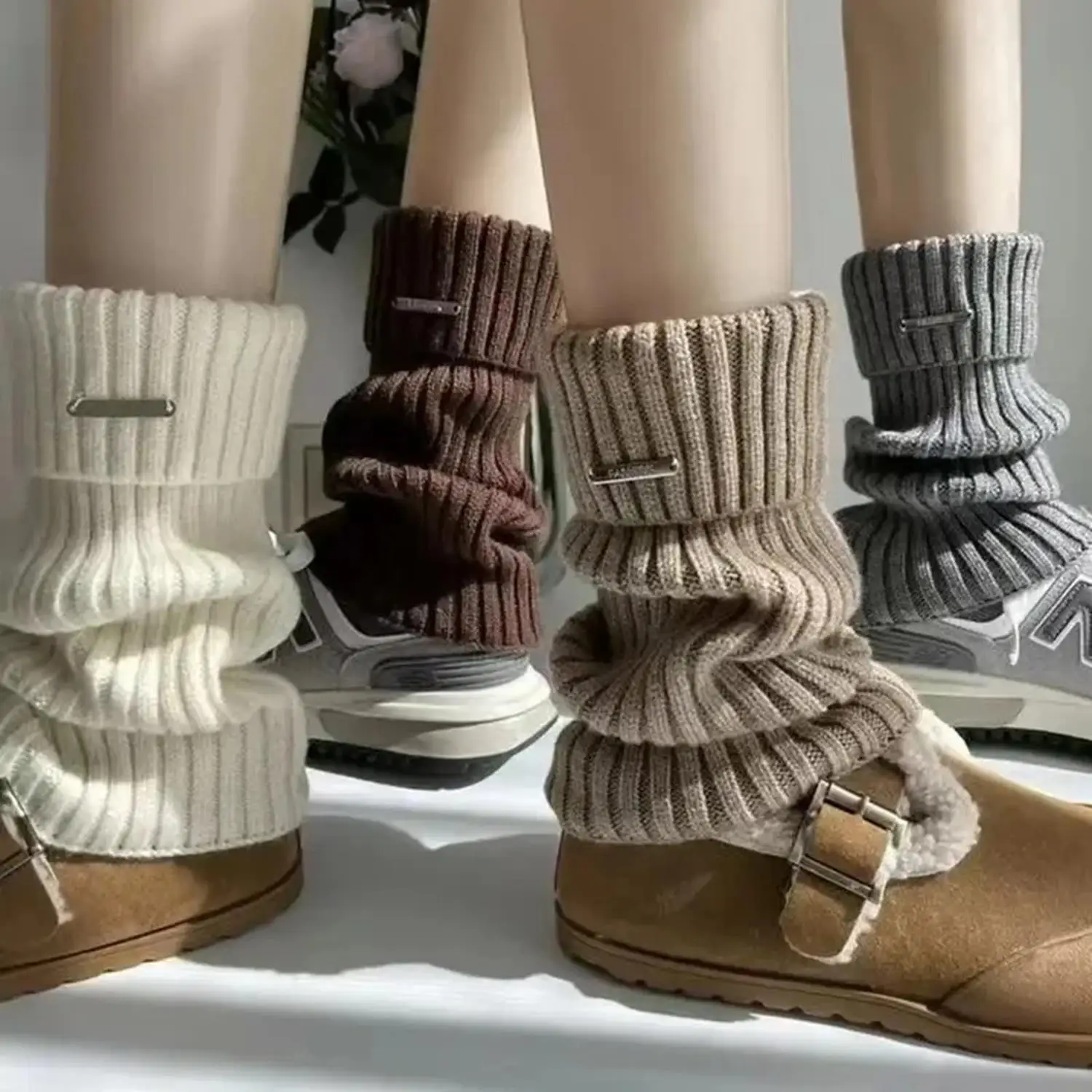 

1 Pair Women White Pleated Pile Metal Tags Socks Fashionable Lolita Girls Autumn Winter Loose Comfortable Striped Ankle Socks