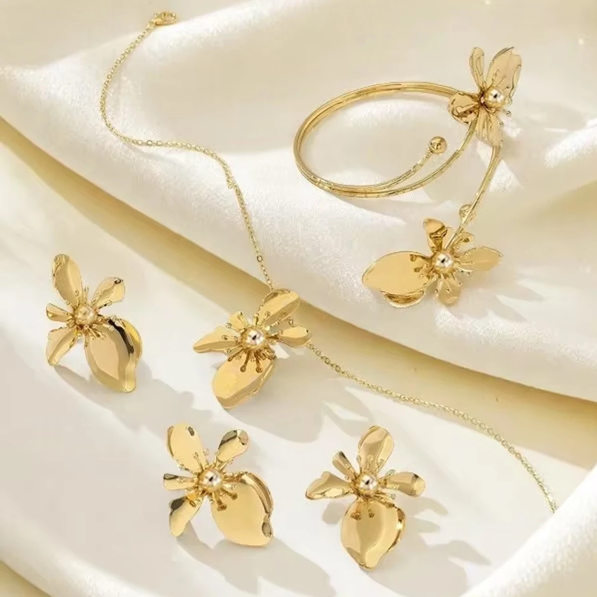 Women's Elegant Retro Flower Bracelet Ring Stud Earrings Necklace Set