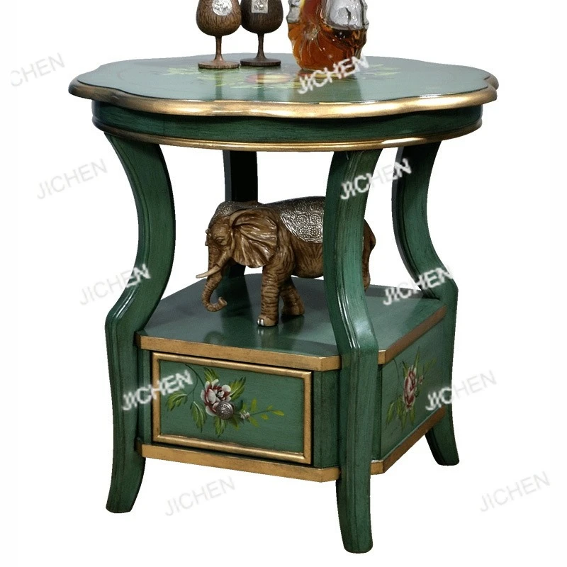 شقة صغيرة غرفة المعيشة أريكة الزاوية قليلة الجوانب، طاولة هاتف بسيطة طاولة القهوة الصغيرة قليلة الجانبين