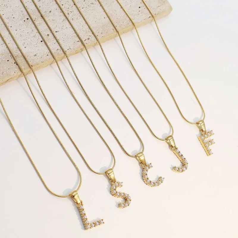 

Модное ожерелье в стиле Ins с 26 английскими буквами, цепочка на ключицы, высококачественное, нишевое, из титановой стали с инкрустацией жемчугом, для женщин