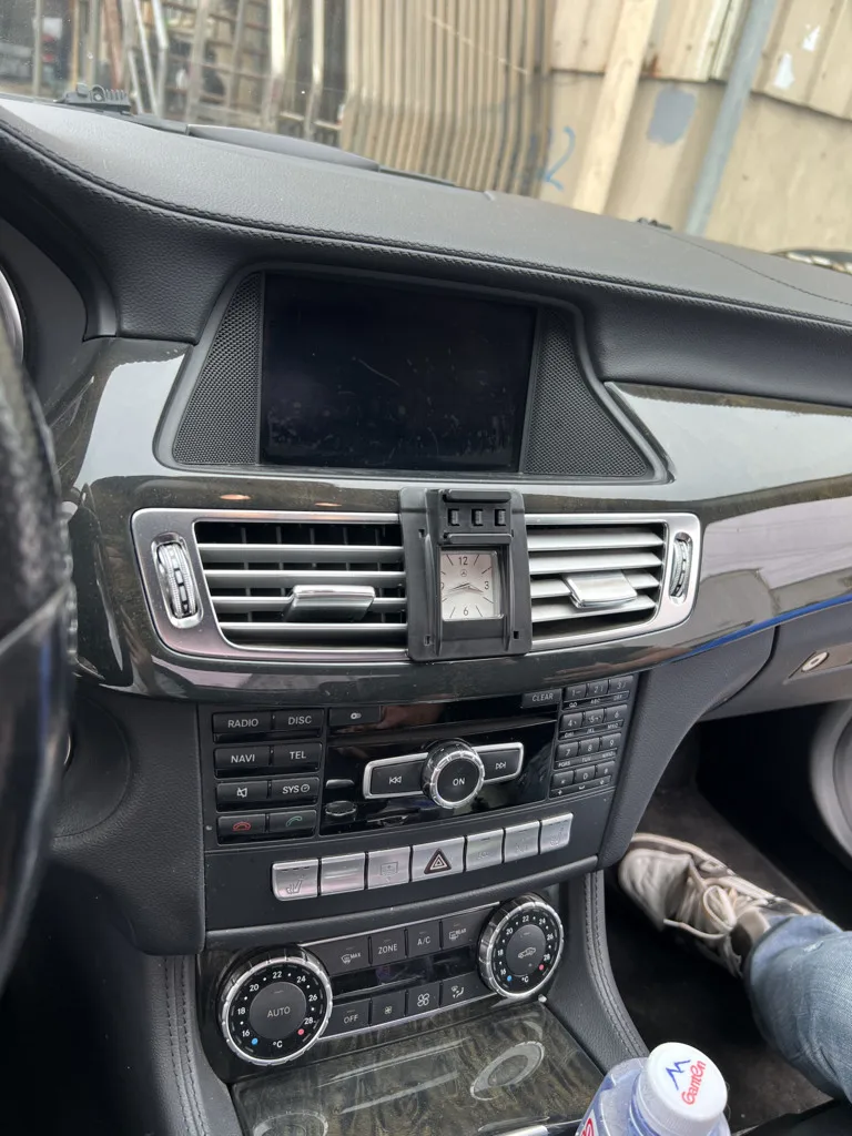 The snap on base for the MercedesBenz C218 CLS 350 400 63 AMG 2012-2017car phone holder can be paired with various phone holders view 2
