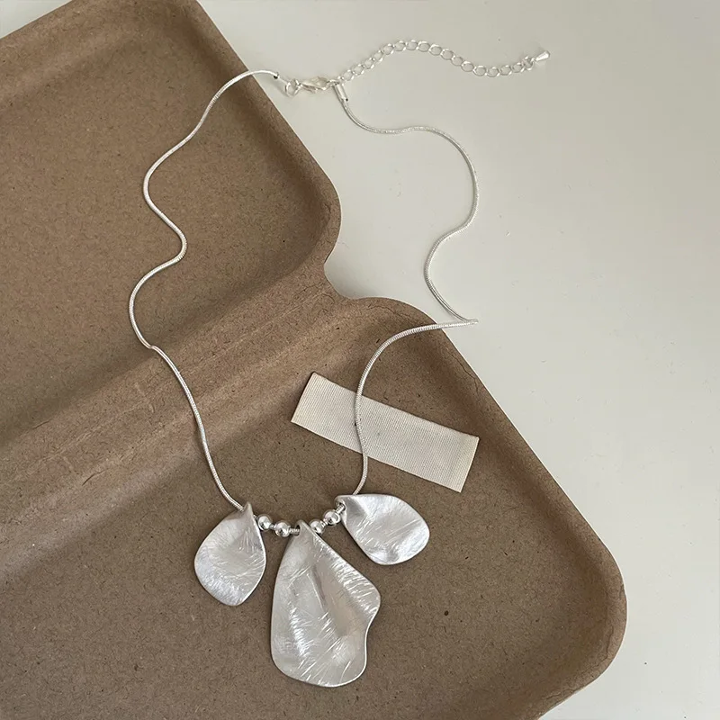 Ruffled Wire-cut Flower-shaped Ball Necklace - A Niche Cool Style Simple Collar Chain Korean-style Unique Accessory for Women
