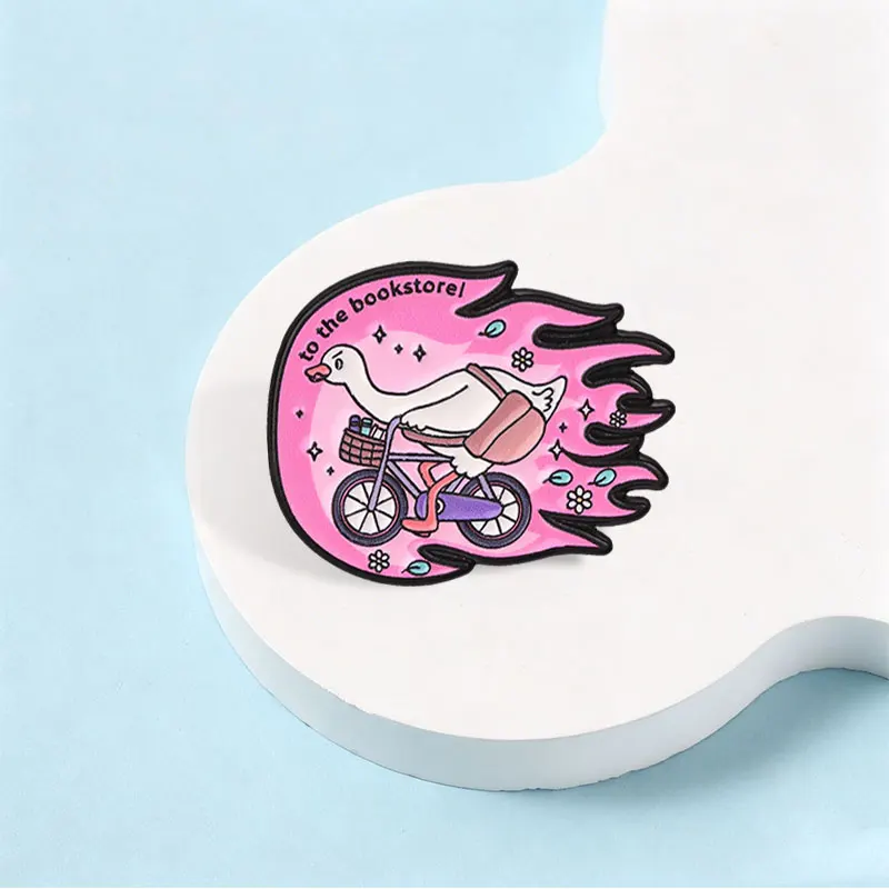 Emaille-Abzeichen „Zur Buchhandlung“ – Gans auf Fahrrad, rosa Cartoon-Pin, niedliche Brosche mit Buchliebhaber-Slogan, Geschenk für Buchliebhaber – Detail 6