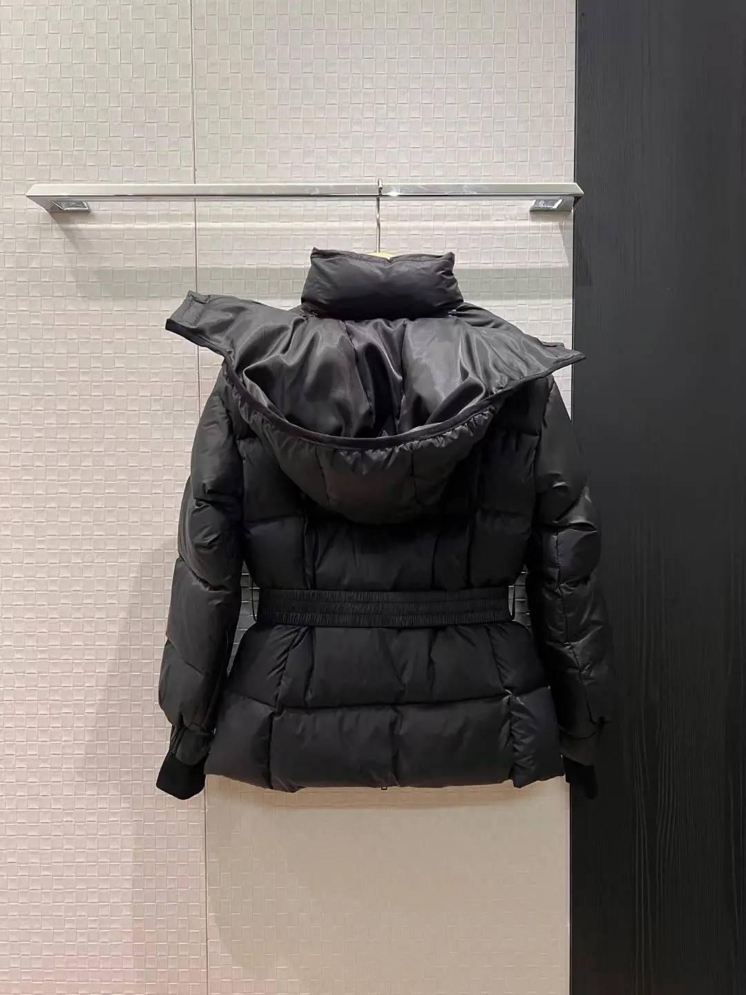 Inverno novo elegante e elegante à prova de vento e impermeável com capuz gola alta jaqueta para mulher