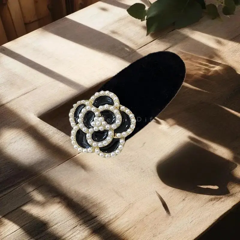 

1/2/4PCS Flocked Pearl Camellia Hairpin, Black White Hair Clip, Chic Side Bang and Forehead Clip for Funerals or Mourning.