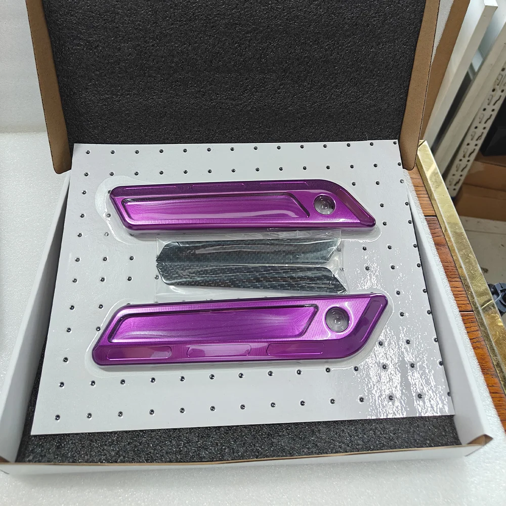 Moto Colorato di Alluminio di CNC T6061 Bisaccia Cerniera Coperture di Chiusura e Riflettore In Fibra di Carbonio per Road King Special FLHRXS 2017-2024