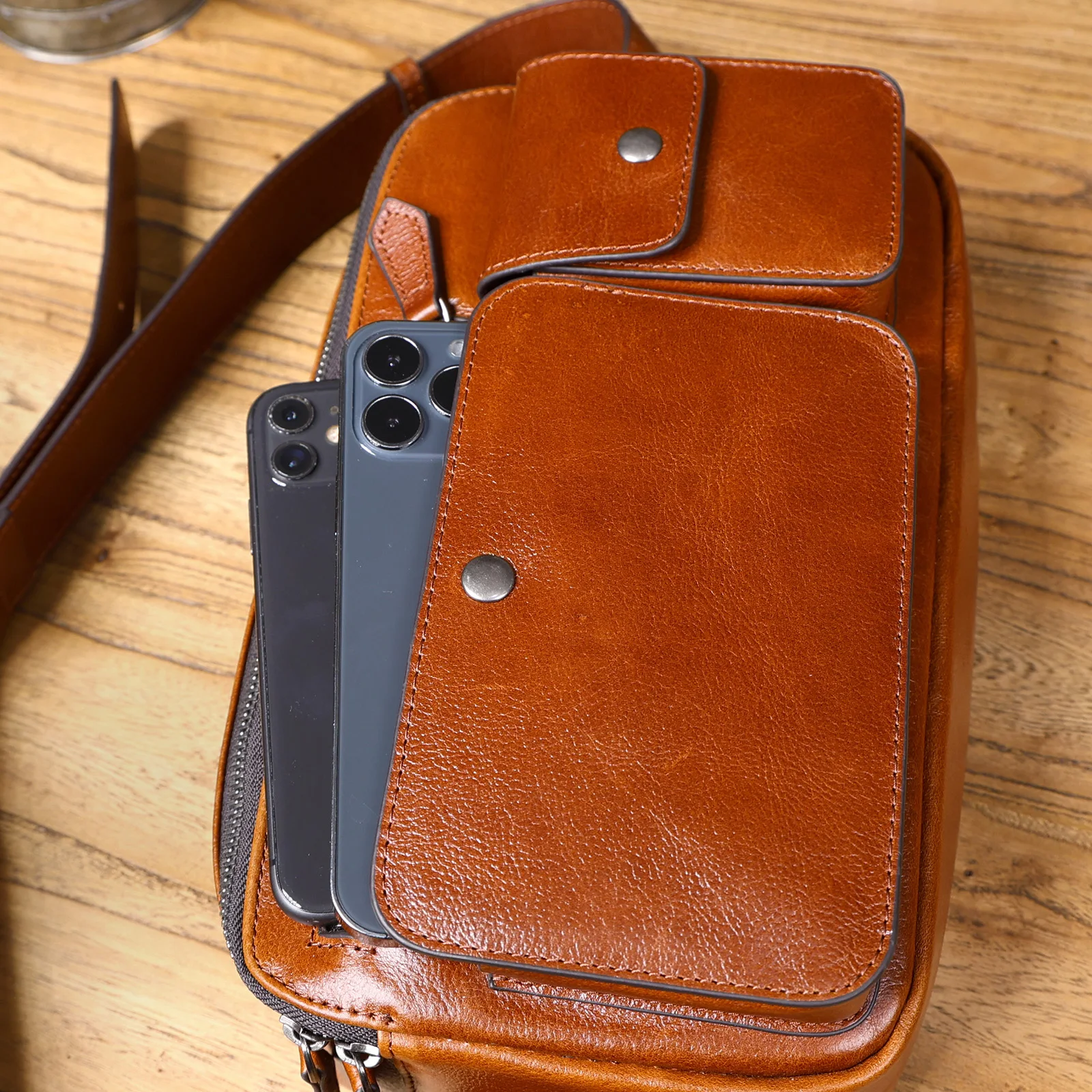 Vintage-Hüfttasche aus hochwertigem Rindsleder, lässige Schultertasche für Herren, multifunktionale Motorrad-Brusttasche aus echtem Leder – Detail 12