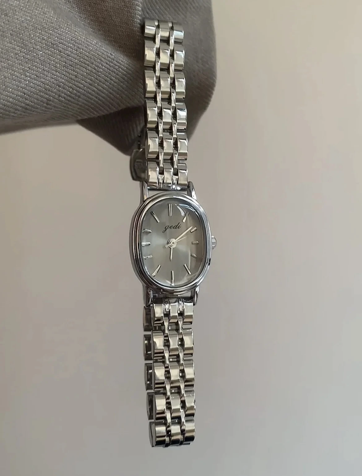 

New Stylish And Exquisite Oval Watch With Silver-Gray Steel Strap, Perfect For Women. A Versatile And High-End Gift For Ladies.