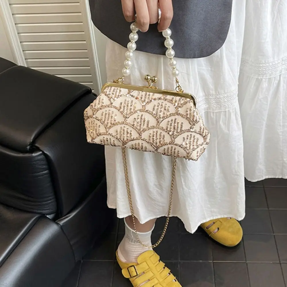 

Portable Pearl Sequin Banquet Bag Kiss Lock Cheongsam Accessories Hanfu Clutch Bag Elegant Sweet Ladies Shell Bag Party