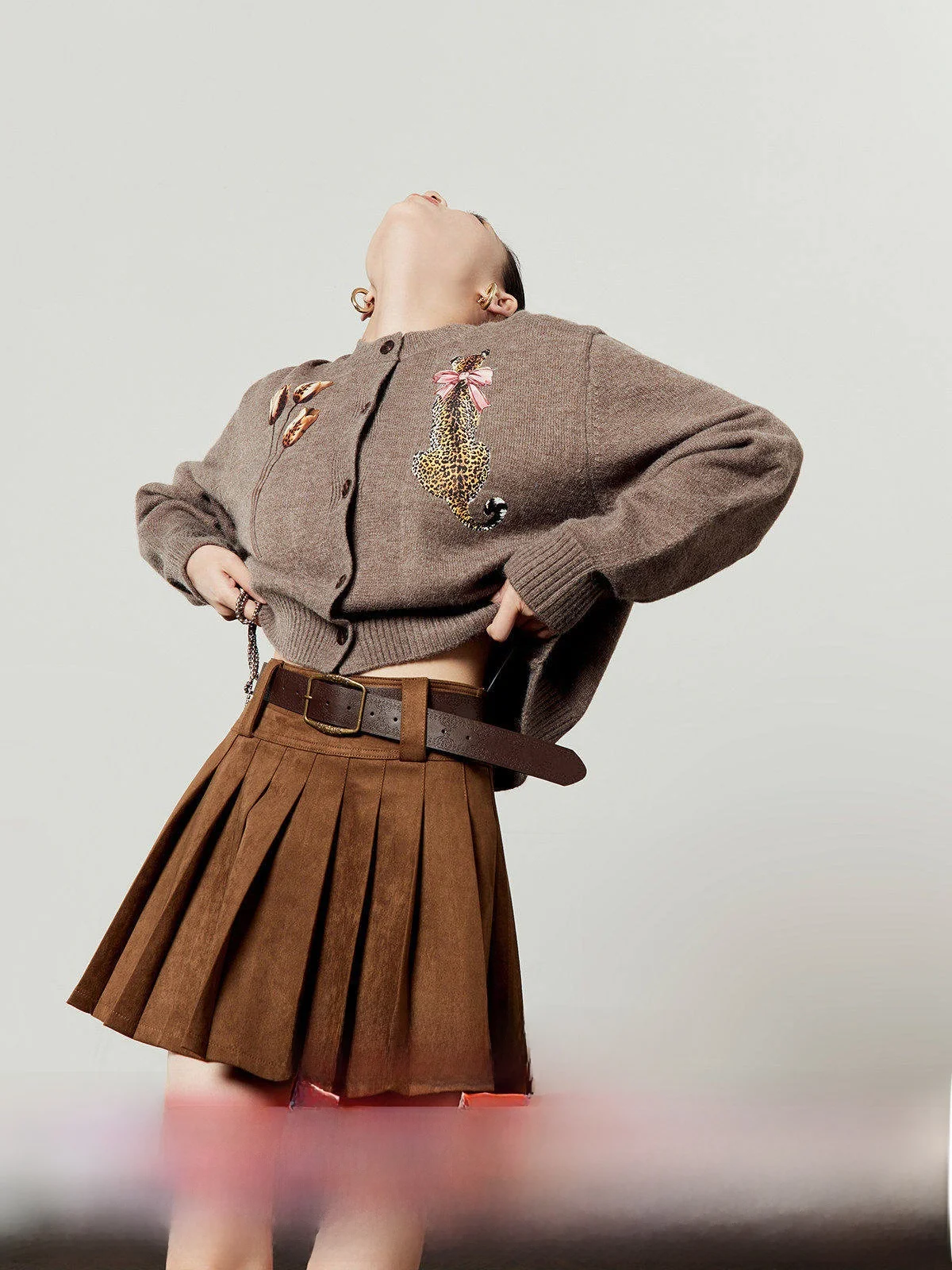 

Женский свитер цвета хаки с принтом тюльпанов, весна 2026, новая свободная верхняя одежда, удобный для повседневной носки, с длинными рукавами и круглым вырезом