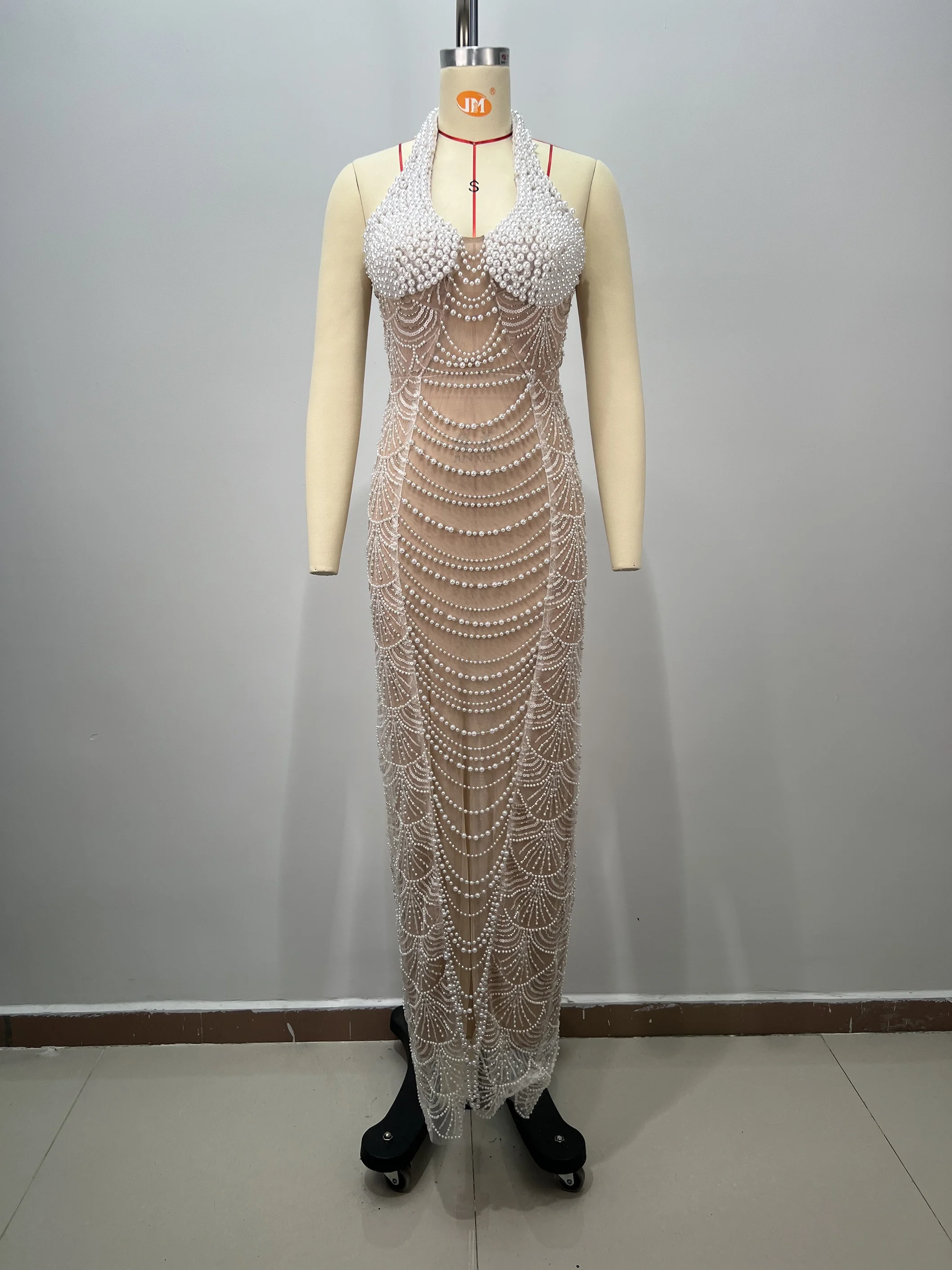 Dames beige mouwloze halterjurk met kralen, halterhalslijn met parelschaal en doorschijnende zeemeerminsleep, luxe avondgalajurk ​