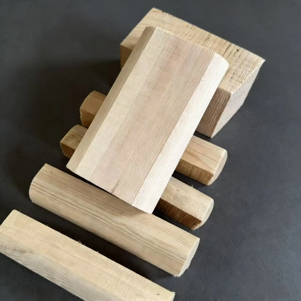 

Bass spruce hornwood, purely handmade, contains various sizes 4/4 3/4 1/2 1/4 1/8