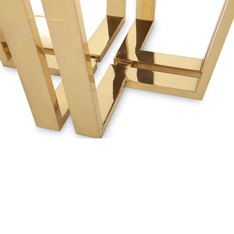 Meja teh di dekat sofa