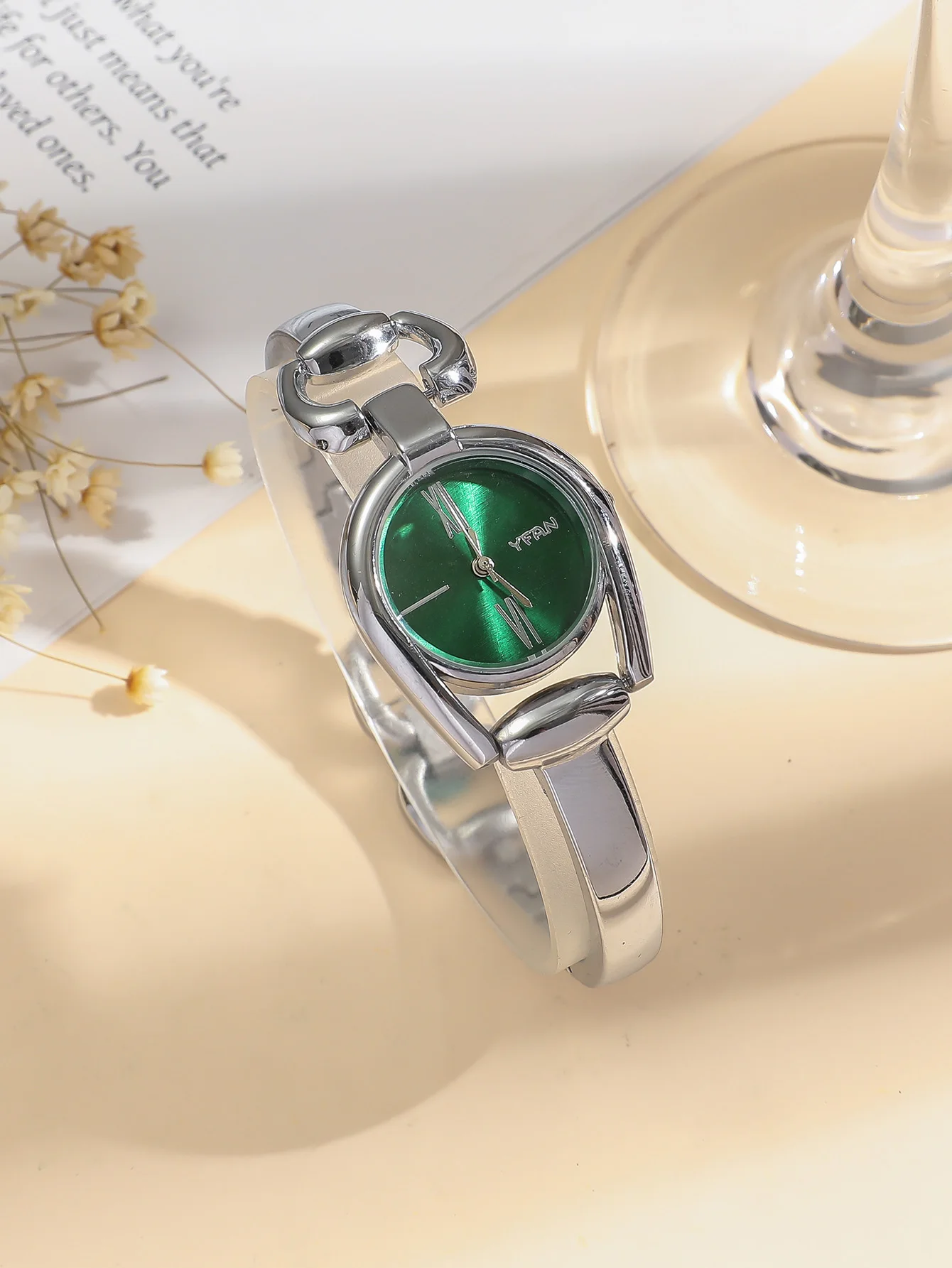 

Элегантные женские часы-браслет серебристого цвета, зеленый циферблат с римскими цифрами, уникальный дизайн в форме подковы, модные кварцевые наручные часы для женщин.