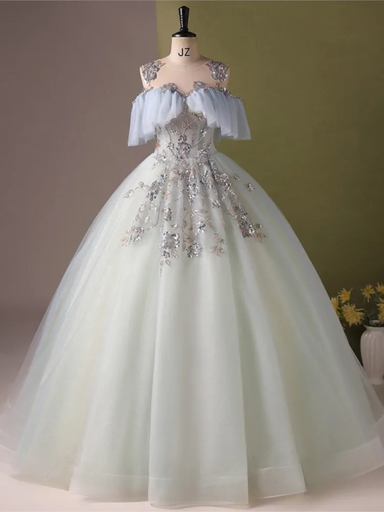 The performance was grand singing peng and vocal art examination host wore a dress