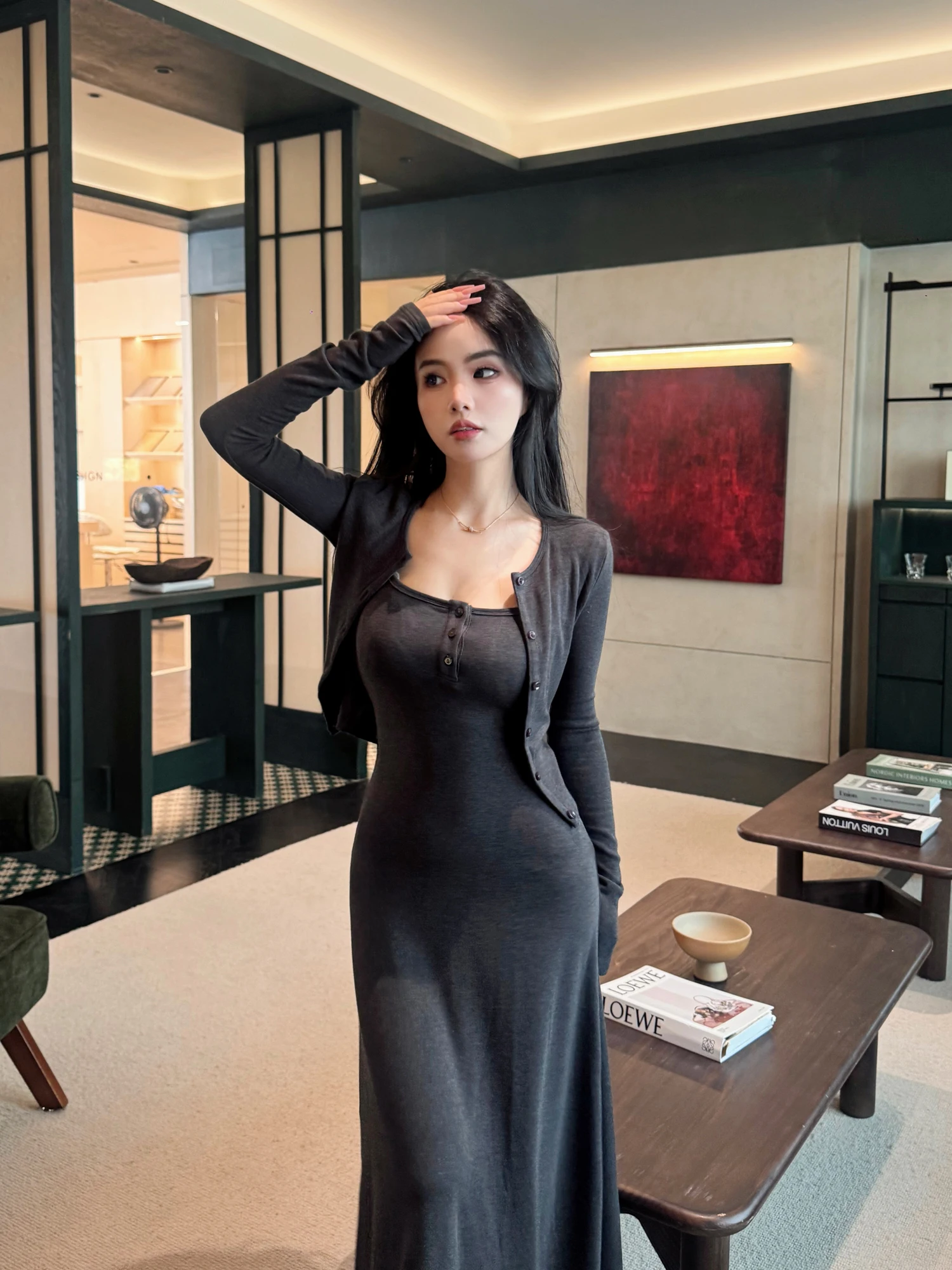 

Женский комплект из двух предметов: приталенное платье-миди с запахом и вязаный кардиган. Повседневный осенний модный ансамбль.