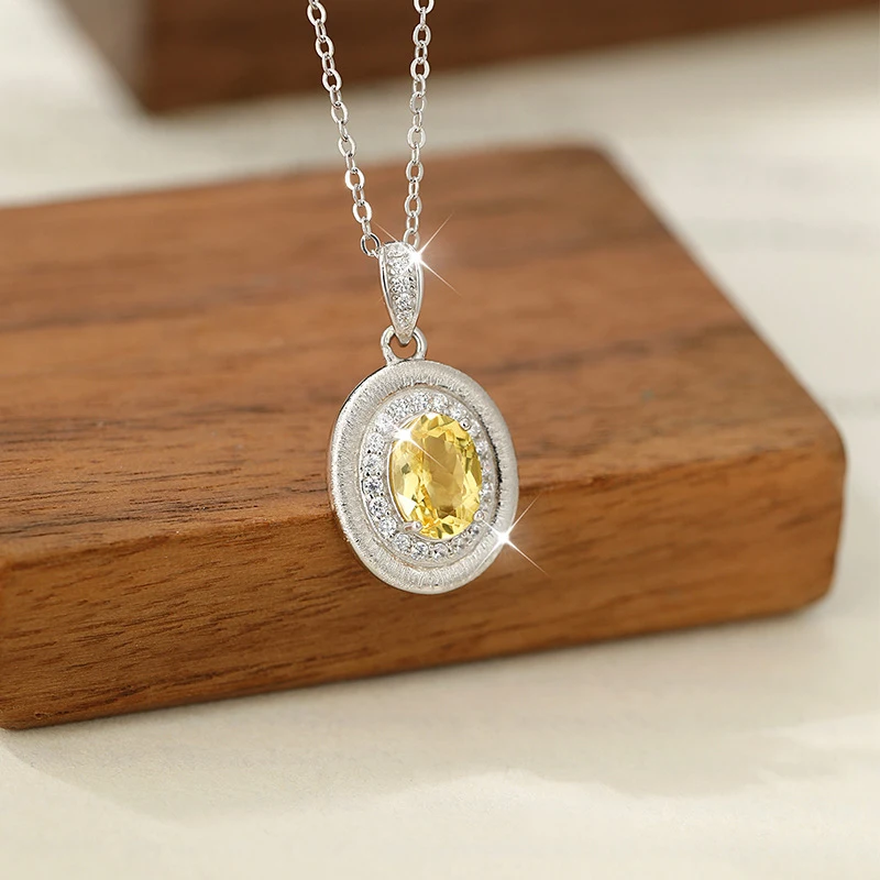 

Женское колье из серебра 925 пробы с овальным кулоном из натурального камня и матовой цепочкой на ключицу.