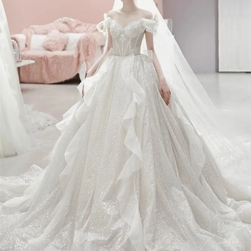 A one-shoulder garment with plus-size plump and oversized trailing main yarn