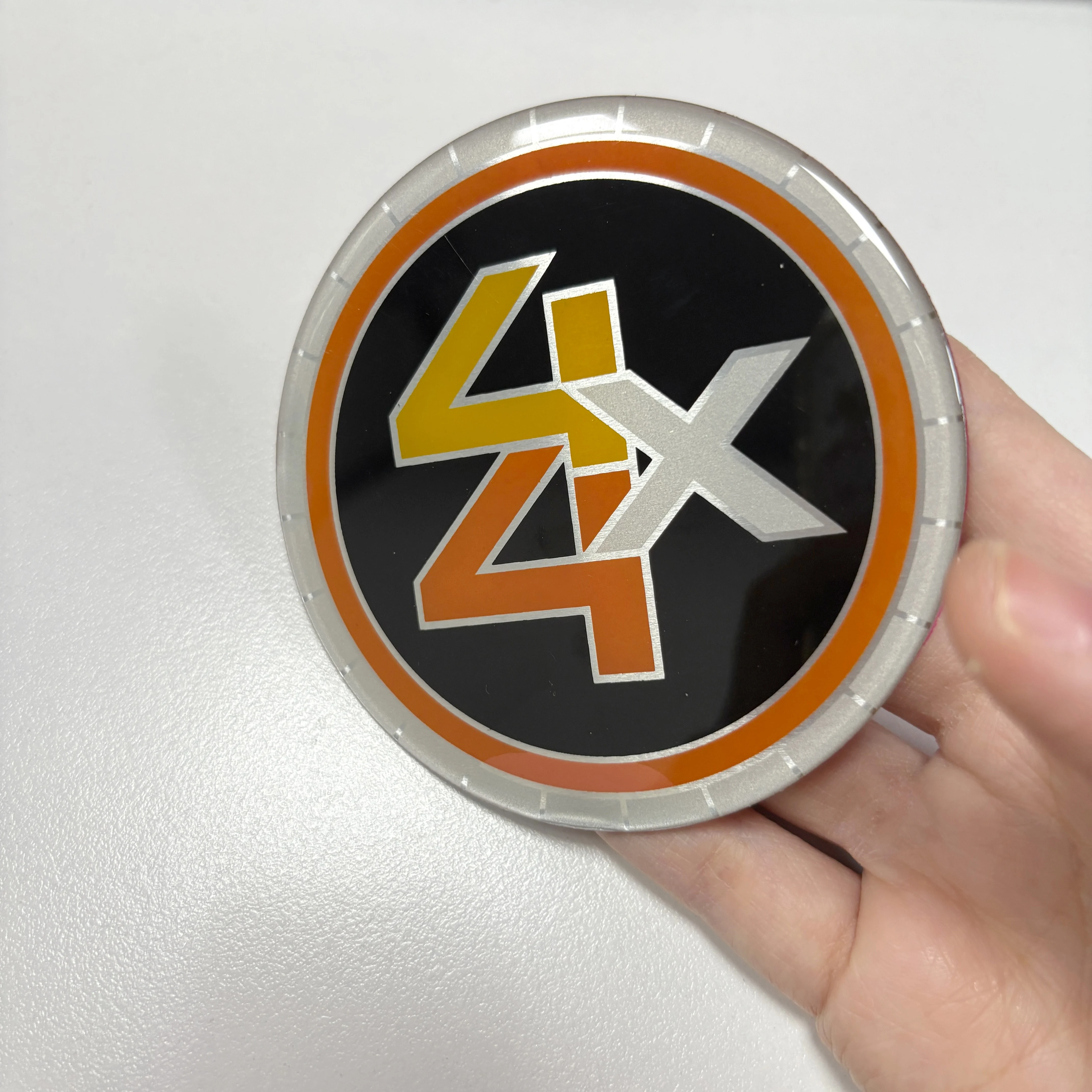 ラウンドバッジ ホイールセンターキャップ 4X4 エンブレム 6穴 シボレー 6穴 1500 シルバラード サバーバン ブレイザー (2個)