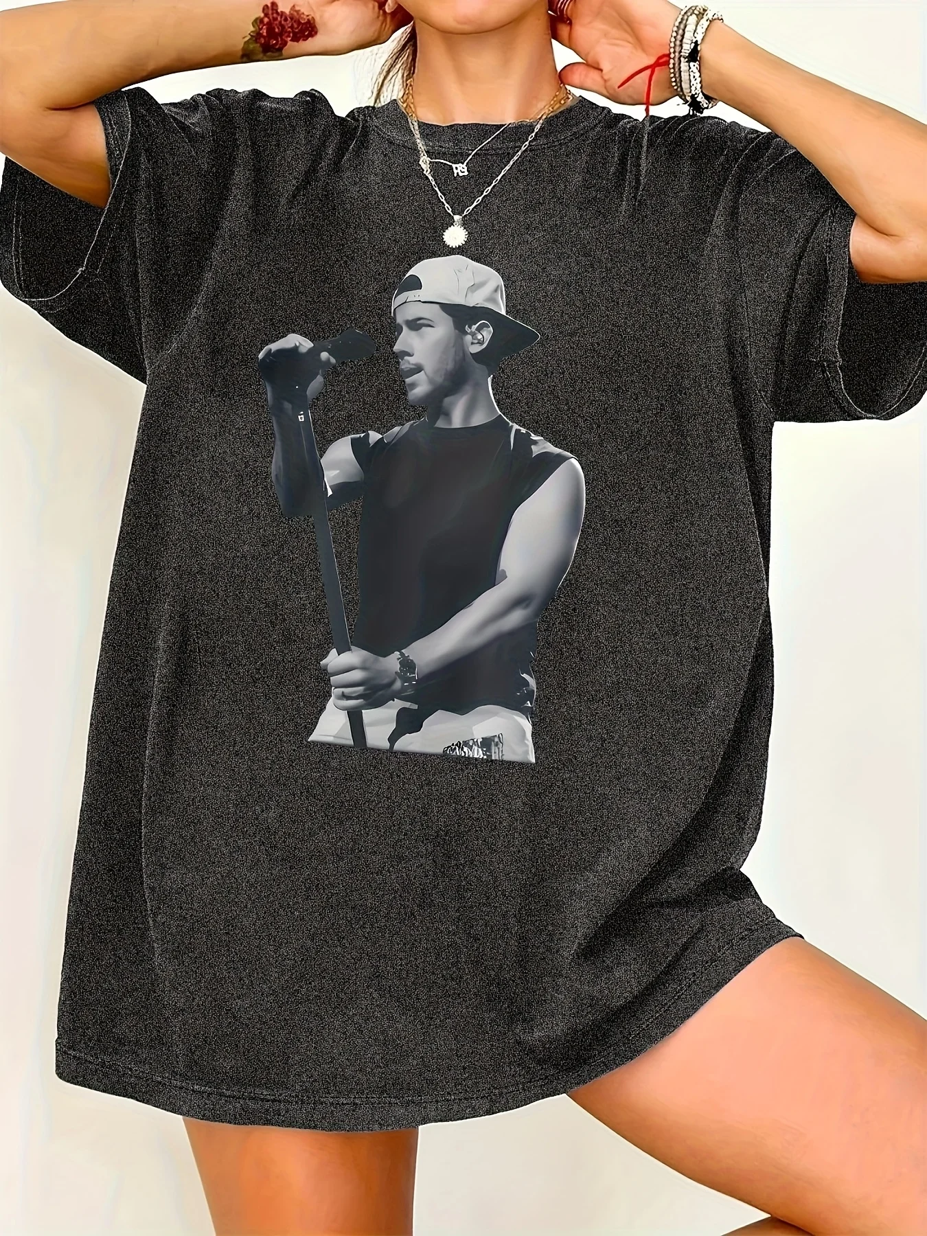 

Футболка с принтом Jonas 2026 Tour «Living The Eam Tour», повседневный топ с круглым вырезом, весенне-летняя женская одежда