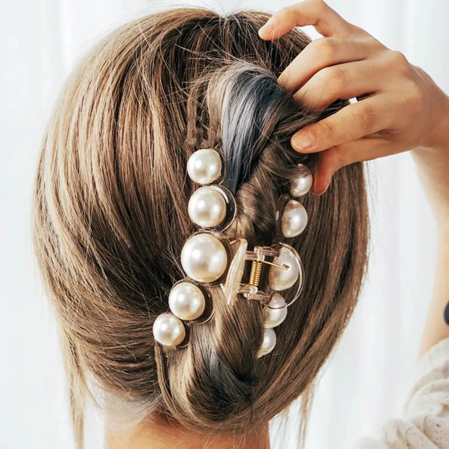 Beautiful and elegant, this stylish vintage large pearl hair claw clip for women is a unique and classic gift. Adorned with beau