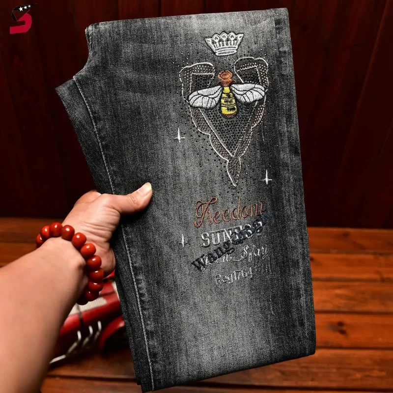 

Летние модные джинсы 2026 с вышивкой и узорами для мужчин: облегающие, зауженные, стрейч, в корейском стиле, трендовые, уличные, из денима