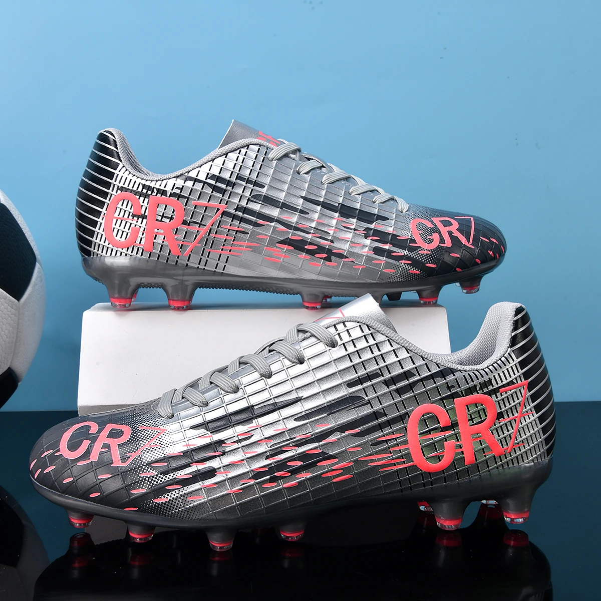 

A pair of children's four-season leather soccer shoes with long studs, featuring strong grip, sizes 35-45，HXH-2517