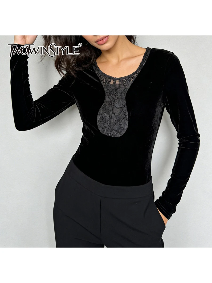 

Женский комбинезон TWOTWINSTYLE: приталенный, с прозрачными вставками из кружева, сексуальный, из бархата, с круглым вырезом, длинными рукавами, модный, женская одежда