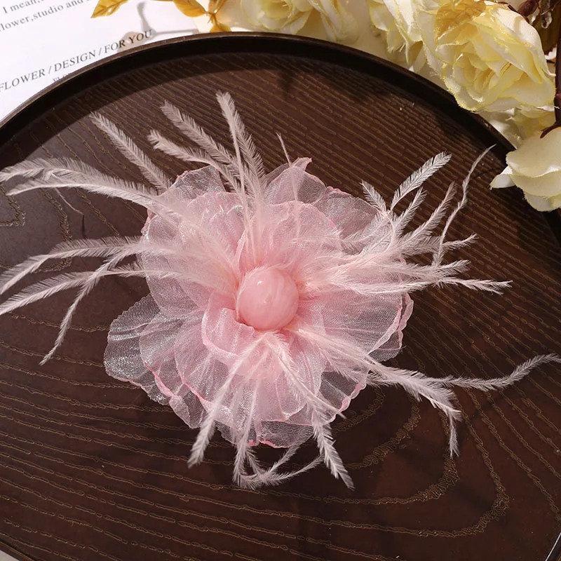 دبابيس على شكل زهرة من الريش مصنوعة يدويًا للنساء دبابيس طية صدر السترة على الموضة إكسسوار أنيق لحفلات الزفاف مجوهرات عصرية من القماش #2