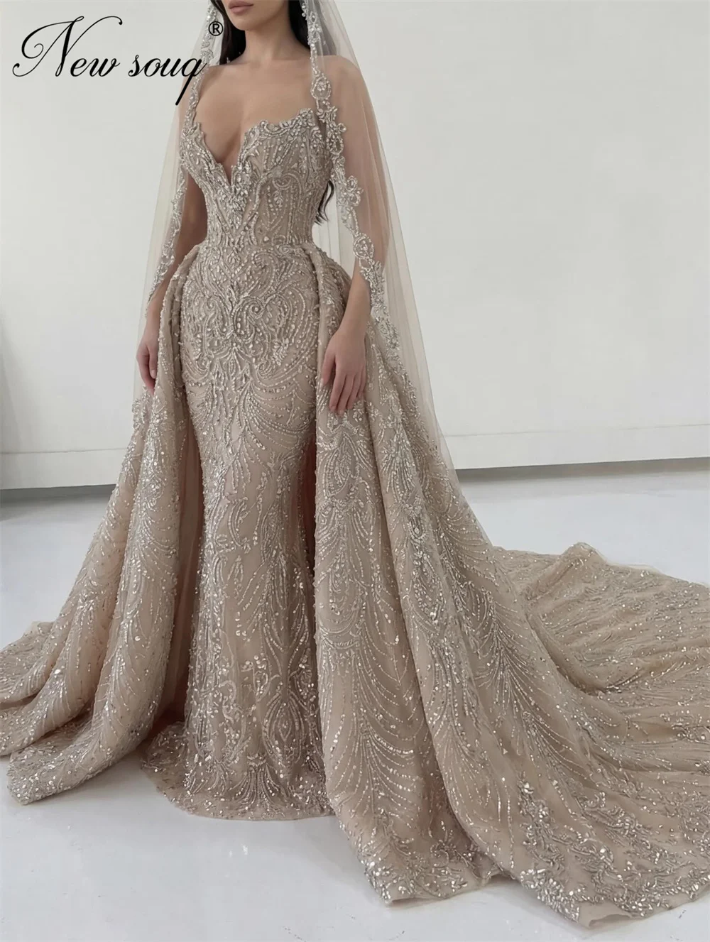 

Саудовская Аравия Платья знаменитостей с V-образным вырезом Индивидуальные съемные длинные шлейфы Дубай Аппликации из бисера Свадебное платье Вечерние платья