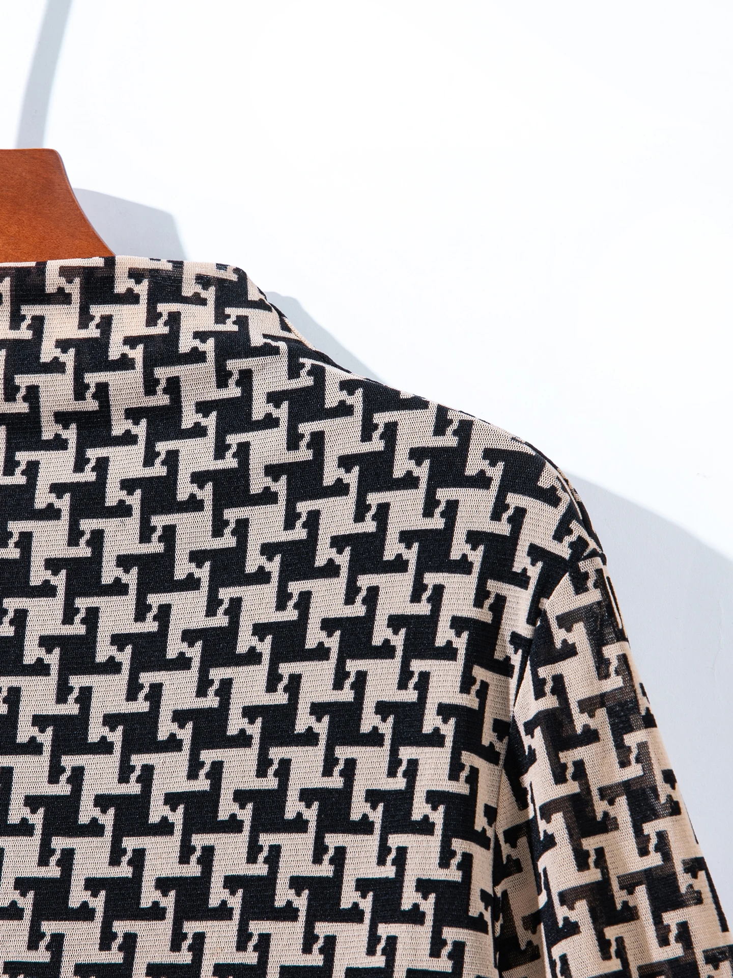 Top feminino estampado com gola meia alta, novo estilo jovem, camisa de base elástica de alta qualidade para mulheres