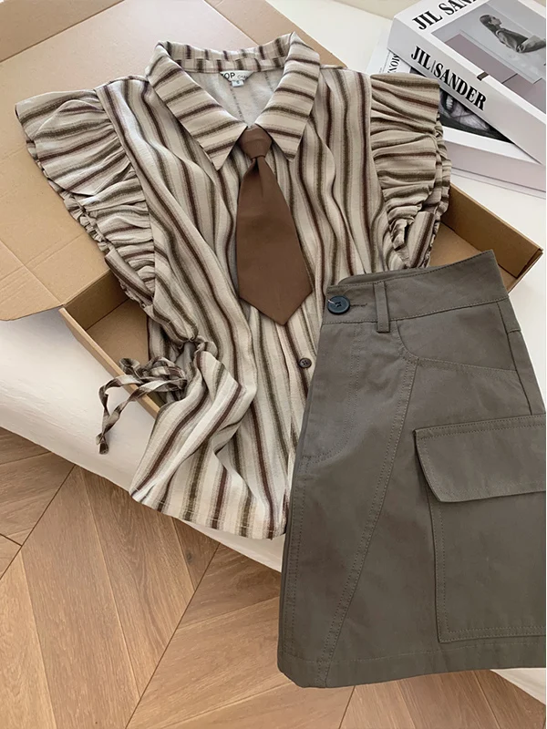 

Летний женский комплект в корейском стиле: приталенная рубашка с коротким рукавом в полоску и юбка-обертка, винтажный дизайн.