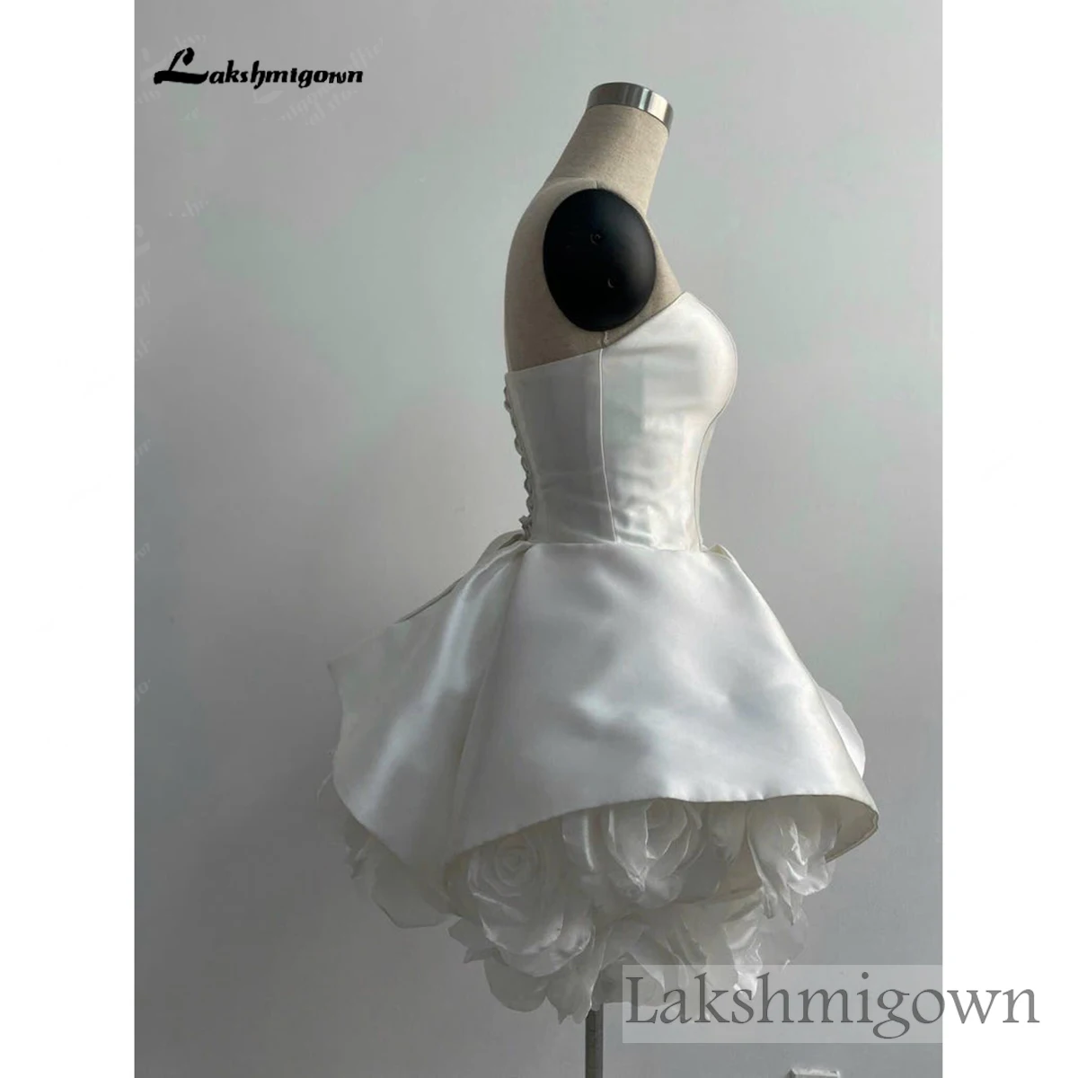 Trägerloses kurzes Satin-Hochzeitskleid mit 3D-Rosenblumenbesatz am Saum, Mini-Brautkleid mit Schnürkorsett-Rücken, einfaches Empfangs-Hochzeitskleid – Detail 9