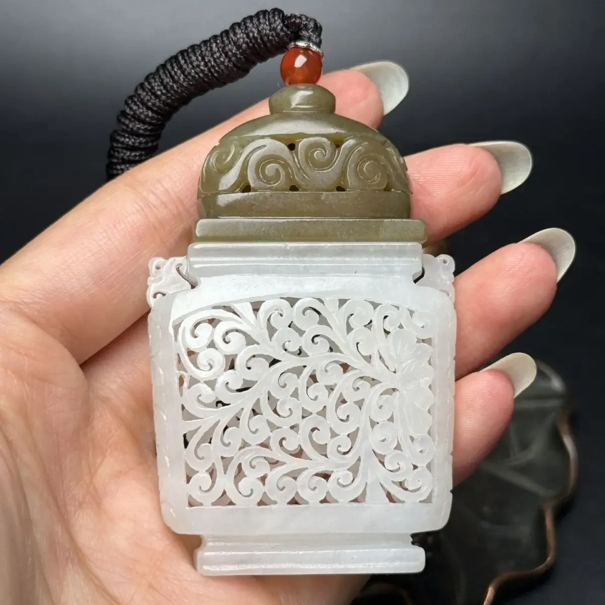 The craftsmanship is exquisite, the carving Ruyi pattern, Fushou Ruyi beautiful shape line