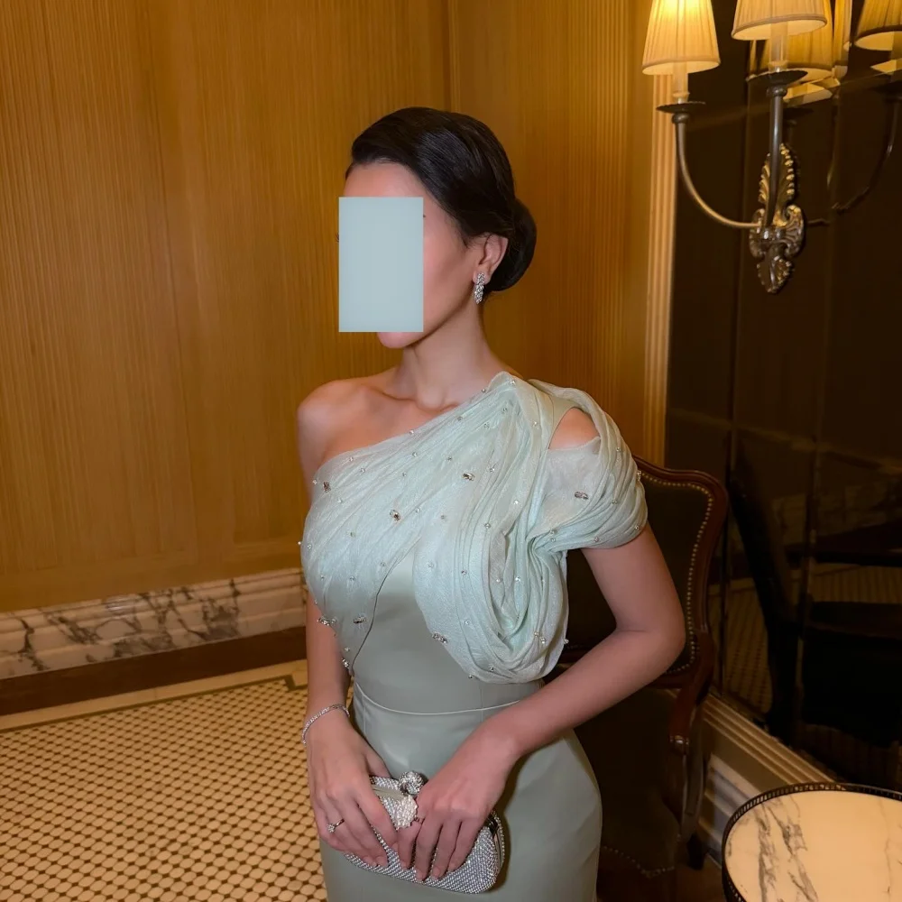 Bella Maßgeschneidertes grünes Glitzer-Abschlussballkleid mit schrägen Schultern, A-Linie, Satin, rückenfrei, knöchellang