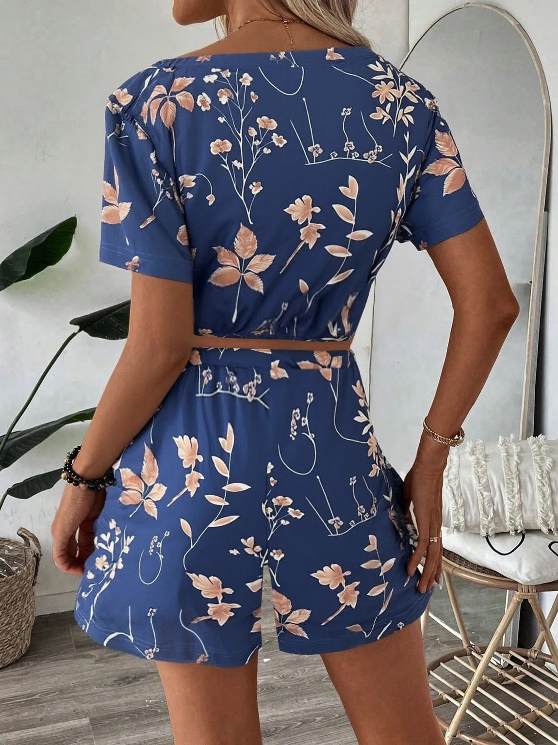 Spring and Summer Fashion Two-Piece Set - Women's Abstract Leaf Geometric Line Design Pattern Print + Shorts Set