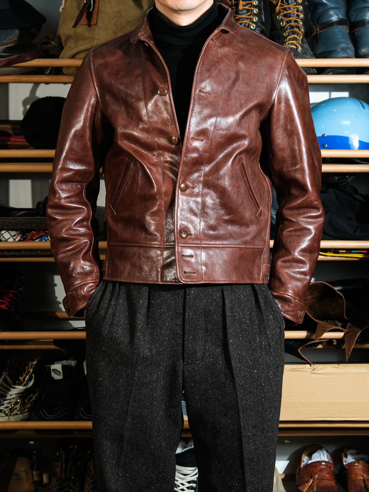 

Кожаное пальто Cossa Sle ort Wide Fit из высококачественной прессованной кожи с воротником «Эйнштейн», длинными рукавами, на одной пуговице, натуральное.