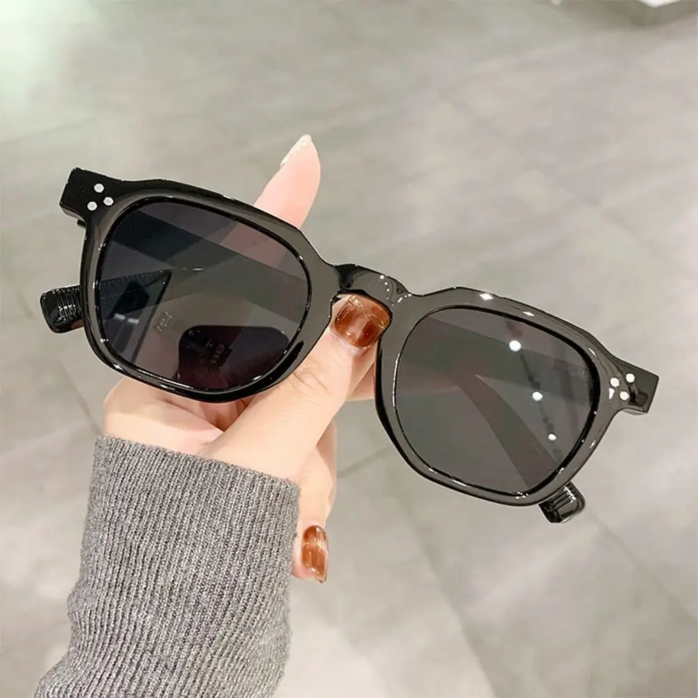 Fashion Striped Temples Round Rivet Sunglasses UV Protection Retro Driving Shades Vintage Leopard Grey Eyewear for Women & Men