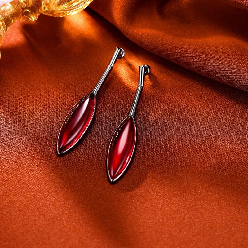 

Simple and creative geometric earrings, light luxury water droplets, high-end elegance, necklace set, niche collarbone chain.