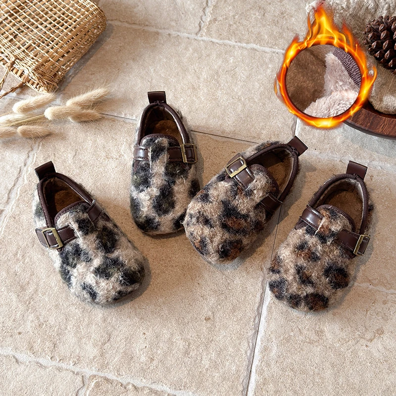 2026 Winter New Children Fashionable Leopard Print Plush Slippers Universal Cotton Drag Luxury Buckle Design Girls Shoes
