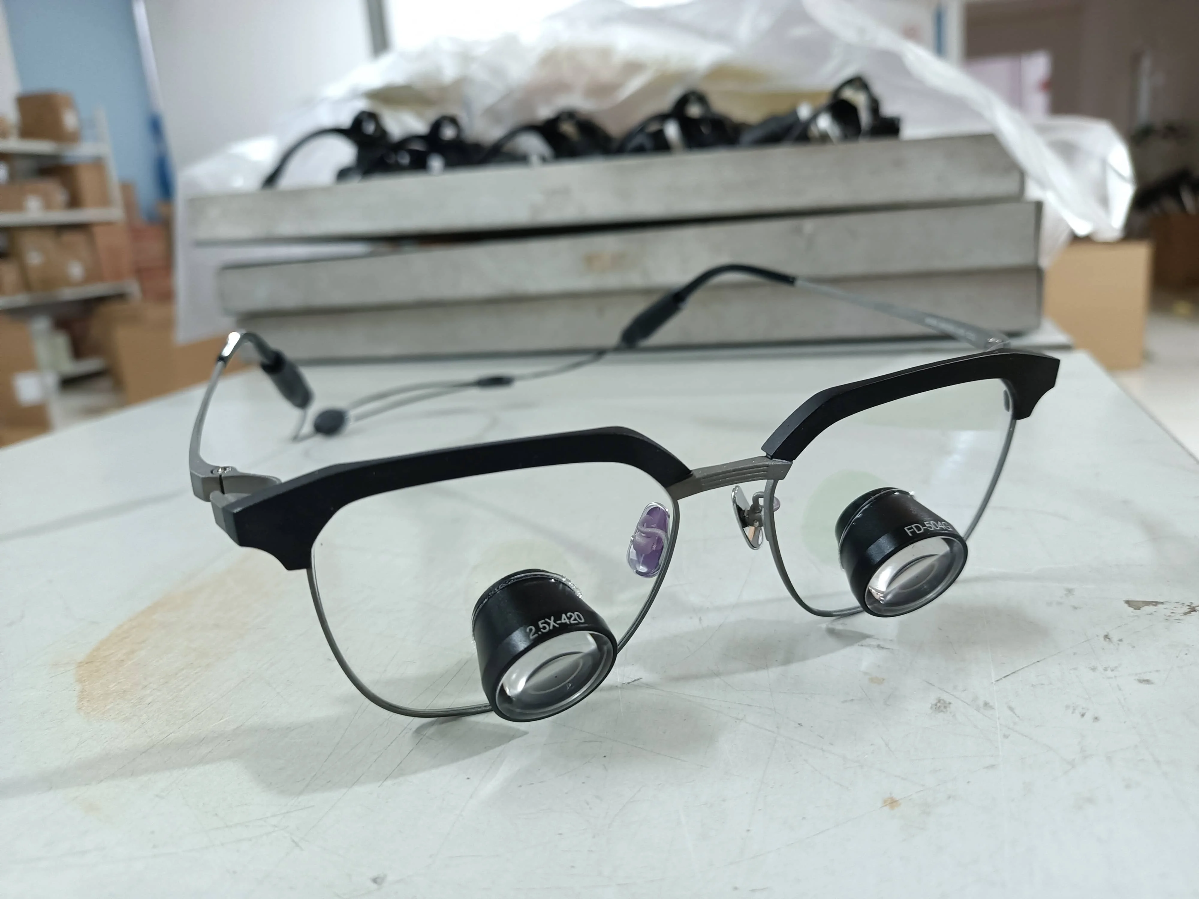 Ultra Lightweight Surgical Dental TTL Loupes 2.5X Optics Frame TTL Dental Surgical Loupes Customized Wide Field Of View