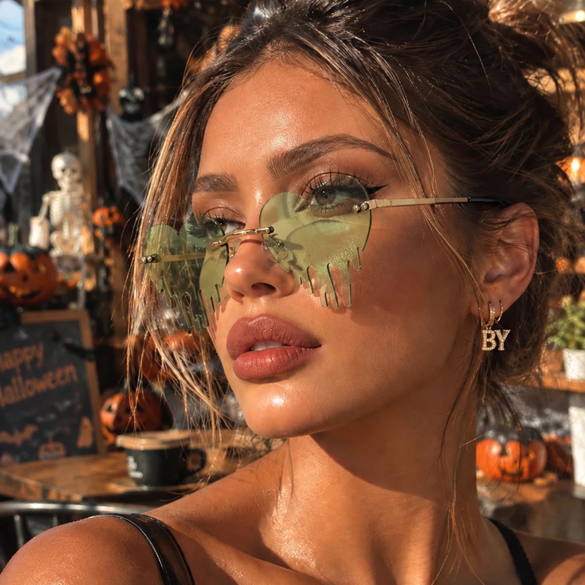 Une paire de lunettes de mode pour femmes, sans monture, de couleur verte et en forme de cœur, à la fois élégantes et modernes, tendance et avant-gardistes, des lunettes pour femmes qui attirent tous les regards et qui sont uniques, idéales pour les tenues d’Halloween.