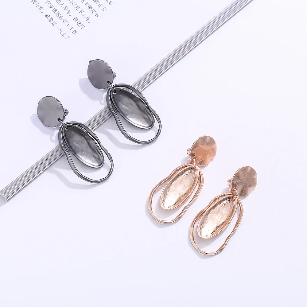 Hot-selling European and American exquisite earrings with pendants, fashionable, compact and versatile, short earrings for women