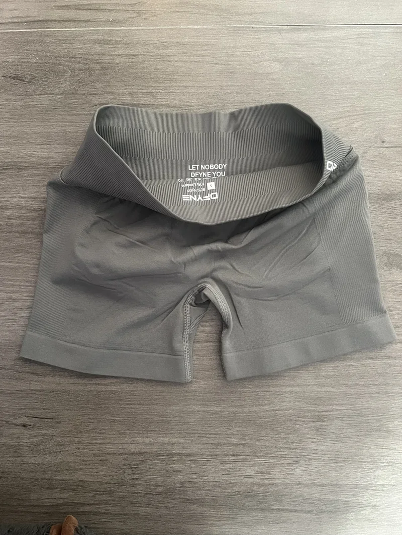 شورت تأثير مع شعار منخفض الخصر سلس اليوغا السراويل Scrunch Bum الصالة الرياضية السراويل تجريب السائق قصيرة تمتد اللياقة البدنية الملابس